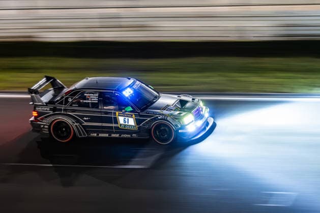 Der HWA EVO.R mit der Startnummer 61 vom Team HWA Engineering Speed mit den Fahrern Adam Adelson, Lance David Arnold, James Green und Renger Van der Zande fährt während des 24h Rennens bei Nacht auf der Grand-Prix-Strecke des Nürburgrings. Nürburg Rheinland-Pfalz Deutschland