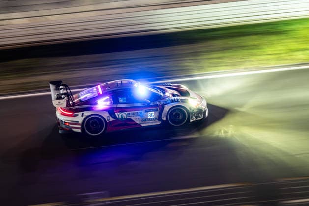 Der Porsche 911 GT3 R (992) Evo26 mit der Startnummer 86 vom Team High Class Racing mit den Fahrern Kerong Li, Anders Fjordbach, Hongli Ye und King Harry fährt während des 24h Rennens bei Nacht auf der Grand-Prix-Strecke des Nürburgrings. Nürburg Rheinland-Pfalz Deutschland