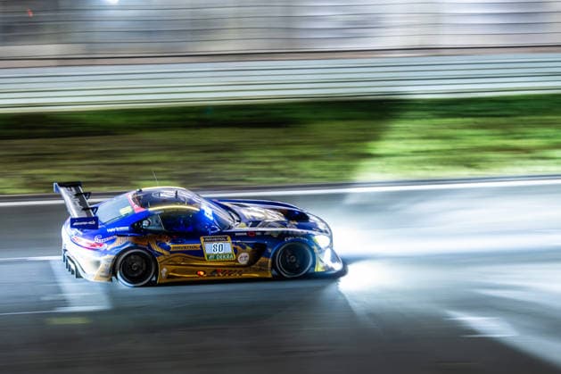 Der Mercedes-AMG GT3 mit der Startnummer 80 vom Team Mercedes-AMG Team RAVENOL mit den Fahrern Maro Engel, Luca Stolz, Fabian Schiller und Maxime Martin fährt während des 24h Rennens bei Nacht auf der Grand-Prix-Strecke des Nürburgrings. Nürburg Rheinland-Pfalz Deutschland