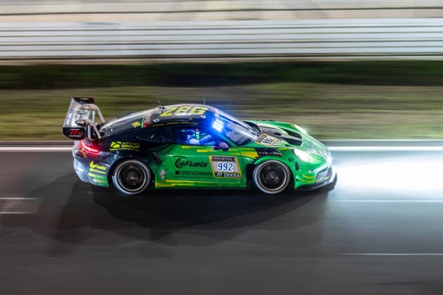 Der Porsche 911 GT3 CUP MR mit der Startnummer 992 vom Team Manthey Team eFuel Griesemann mit den Fahrern Björn Griesemann, Georg Griesemann, Dirk Adorf und Marco Holzer fährt während des 24h Rennens bei Nacht auf der Grand-Prix-Strecke des Nürburgrings. Nürburg Rheinland-Pfalz Deutschland
