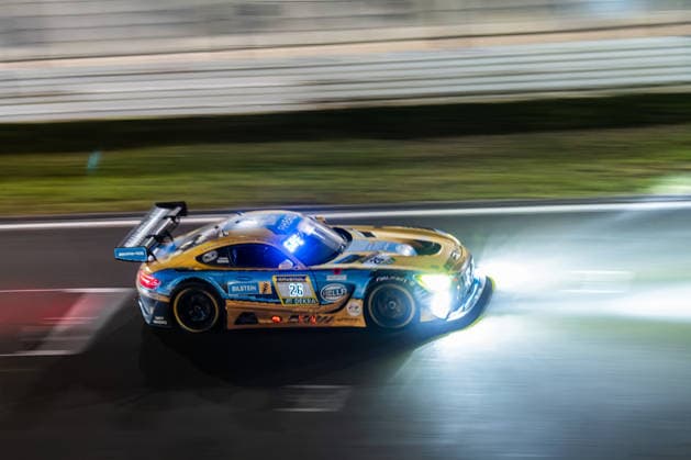 Der Mercedes-AMG GT3 mit der Startnummer 26 vom Team PROsport racing mit den Fahrern Adam Christodoulou, Christopher Lulham, Mikael Grenier und Marek Böckmann fährt während des 24h Rennens bei Nacht auf der Grand-Prix-Strecke des Nürburgrings. Nürburg Rheinland-Pfalz Deutschland