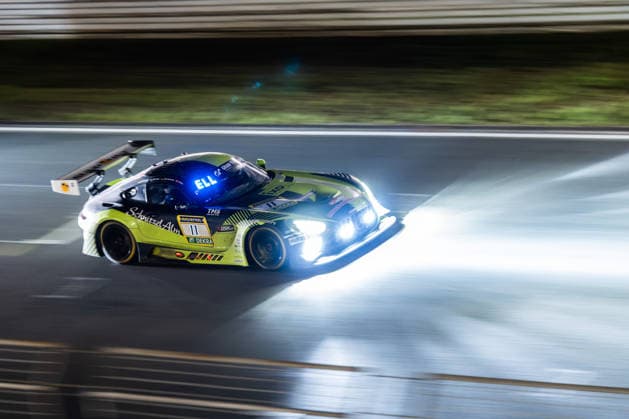 Der Mercedes-AMG GT3 mit der Startnummer 11 vom Team SR Motorsport by Schnitzelalm mit den Fahrern Kenneth Heyer, Jannes Fittje, Jay Mo Härtling und Philip Ellis fährt während des 24h Rennens bei Nacht auf der Grand-Prix-Strecke des Nürburgrings. Nürburg Rheinland-Pfalz Deutschland