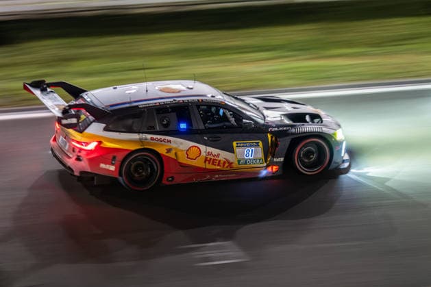 Der BMW M3 Touring 24h mit der Startnummer 81 vom Team BMW M Motorsport mit den Fahrern Jens Klingmann, Ugo de Wilde, Connor de Phillippi und Neil Verhagen fährt während des 24h Rennens bei Nacht auf der Grand-Prix-Strecke des Nürburgrings. Nürburg Rheinland-Pfalz Deutschland