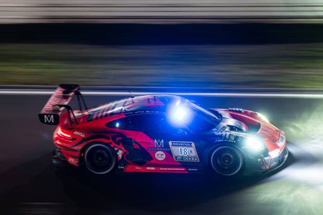 Der Porsche 911 GT3 R (992) Evo26 mit der Startnummer 18 vom Team Lionspeed GP mit den Fahrern Kyle Tilley, Jake Hill und Patrick Kolb fährt während des 24h Rennens bei Nacht auf der Grand-Prix-Strecke des Nürburgrings. Nürburg Rheinland-Pfalz Deutschland