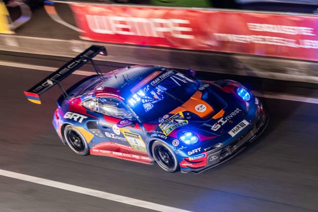 Der Porsche 911 GT3 R (992) Evo26 mit der Startnummer 4 vom Team Goroyan RT by Car Collection mit den Fahrern Artur Goroyan, Oleg Kivtka, Nathanael Berthon und Alex Fontana fährt während des 24h Rennens bei Nacht in der Boxengasse auf der Grand-Prix-Strecke des Nürburgrings. Nürburg Rheinland-Pfalz Deutschland
