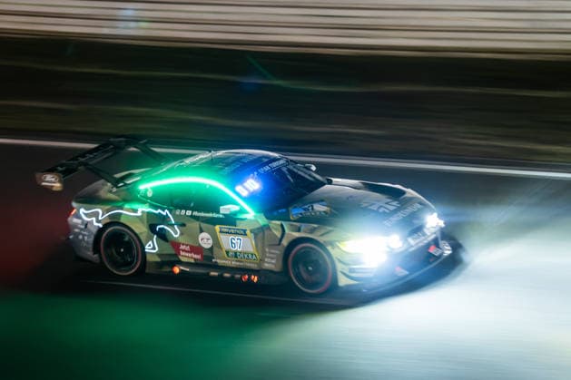 Der Ford Mustang GT3 EVO (2026) mit der Startnummer 67 vom Team HRT Ford Racing mit den Fahrern Frank Dennis Olsen, Christopher Mies, Frederic Vervisch und Frank Stippler fährt während des 24h Rennens bei Nacht auf der Grand-Prix-Strecke des Nürburgrings. Nürburg Rheinland-Pfalz Deutschland