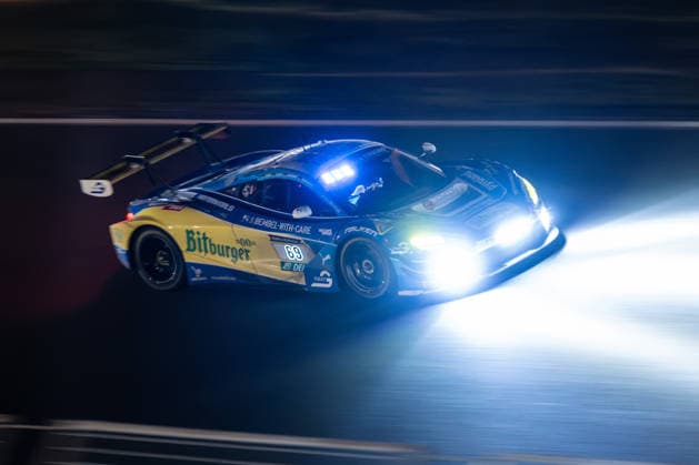 Der McLaren 720S-GT3 mit der Startnummer 69 vom Team Doerr Motorsport mit den Fahrern Timo Glock, Timo Scheider, Ben Doerr und Marvin Kirchhöfer fährt während des 24h Rennens bei Nacht auf der Grand-Prix-Strecke des Nürburgrings. Nürburg Rheinland-Pfalz Deutschland