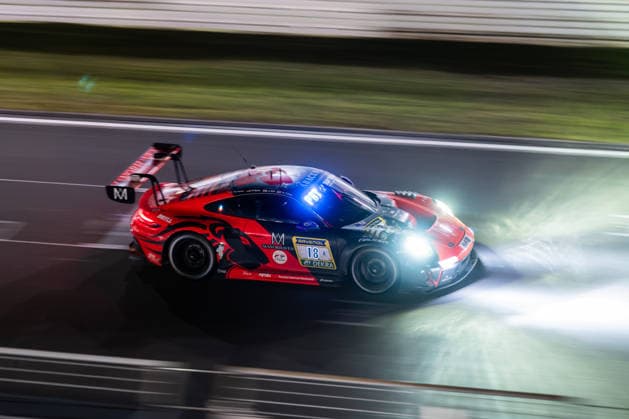 Der Porsche 911 GT3 R (992) Evo26 mit der Startnummer 18 vom Team Lionspeed GP mit den Fahrern Kyle Tilley, Jake Hill und Patrick Kolb fährt während des 24h Rennens bei Nacht auf der Grand-Prix-Strecke des Nürburgrings. Nürburg Rheinland-Pfalz Deutschland