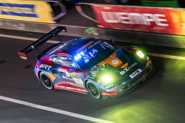 ++ fährt während des 24h Rennens bei Nacht in der Boxengasse auf der Grand-Prix-Strecke des Nürburgrings. Nürburg Rheinland-Pfalz Deutschland