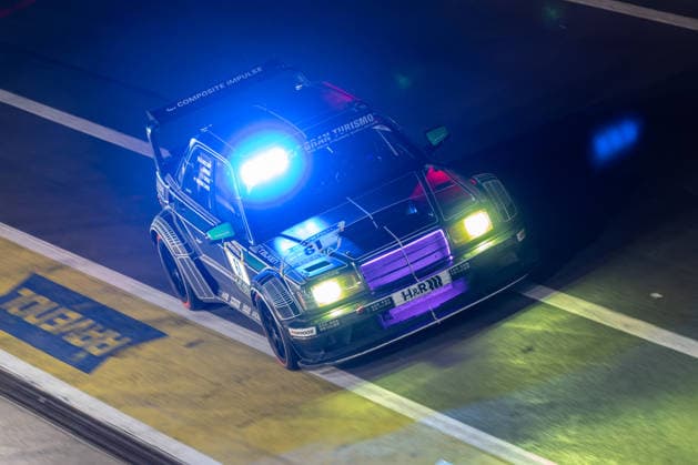 Der HWA EVO.R mit der Startnummer 61 vom Team HWA Engineering Speed mit den Fahrern Adam Adelson, Lance David Arnold, James Green und Renger Van der Zande fährt während des 24h Rennens bei Nacht auf der Grand-Prix-Strecke des Nürburgrings. Nürburg Rheinland-Pfalz Deutschland