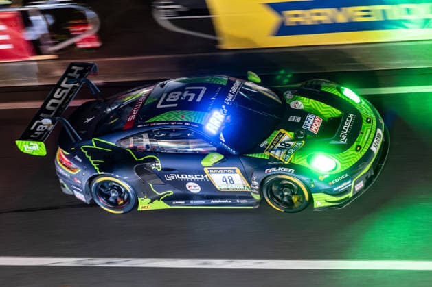 Der Porsche 911 GT3 R (992) Evo26 mit der Startnummer 48 vom Team 48 LOSCH Motorsport by BLACK FALCON mit den Fahrern Daan Arrow, Patrick Assenheimer, Tobias Müller und Dylan Pereira fährt während des 24h Rennens bei Nacht in der Boxengasse auf der Grand-Prix-Strecke des Nürburgrings. Nürburg Rheinland-Pfalz Deutschland