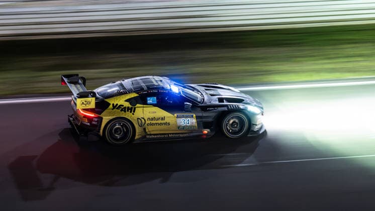 Der Aston Martin Vantage AMR GT3 EVO mit der Startnummer 34 vom Team natural elements by Walkenhorst Motorsport mit den Fahrern Christian Krognes, Mattia Drudi, Nicki Thiim und Felipe Fernadez Laser fährt während des 24h Rennens bei Nacht auf der Grand-Prix-Strecke des Nürburgrings. Nürburg Rheinland-Pfalz Deutschland