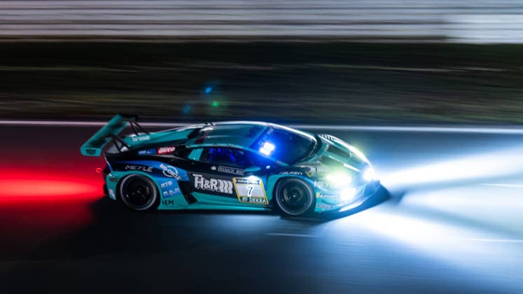 Der Lamborghini Huracan GT3 EVO2 mit der Startnummer 7 vom Team Konrad Motorsport mit den Fahrern Patricija Stalidzane, Maximilian Paul, Christian Engelhart und Pavel Lefterov fährt während des 24h Rennens bei Nacht auf der Grand-Prix-Strecke des Nürburgrings. Nürburg Rheinland-Pfalz Deutschland