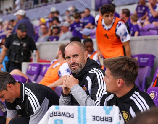 May 16, 2026, U.S.: Orlando City Head Coach MARTIN PERELMAN arrives to the Orlando City SC bench ahead of the match with Atlanta United. The Orlando City Soccer Club hosted Atlanta United at Inter&Co Stadium in Orlando, FL. MLS, Fussball Herren, USA 2026: Atlanta United FC Vs Orlando City Soccer Club  - ZUMAm299 20260516_znp_m299_019 Copyright: xTaylorxMcFeex