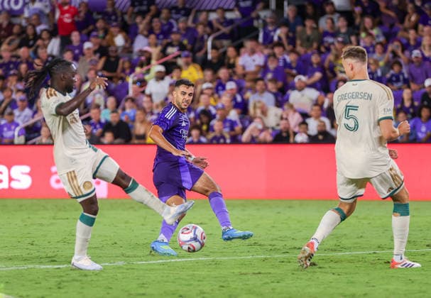 May 16, 2026, U.S.: Orlando City SC midfielder MARToÂN OJEDA (10) passes the ball against Atlanta United. The Orlando City Soccer Club hosted Atlanta United at Inter&Co Stadium in Orlando, FL. MLS, Fussball Herren, USA 2026: Atlanta United FC 1:1 Orlando City Soccer Club  - ZUMAm299 20260516_znp_m299_024 Copyright: xTaylorxMcFeex