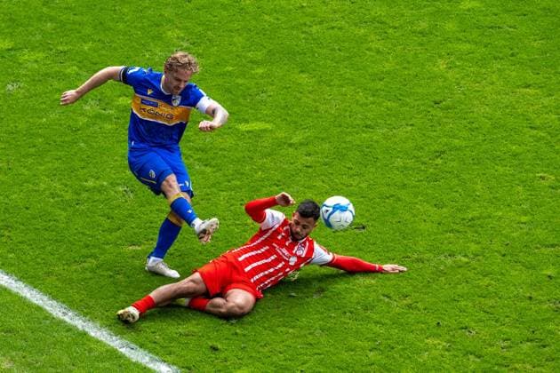 FUSSBALL REGIONALLIGA NORDOST 34. SPIELTAG FC CARL ZEISS JENA - FC ROT WEISS ERFURT ** NUR FÜR REDAKTIONELLE ZWECKE ** EDITORIAL USE ONLY **<p>16 05 2026-Jena: Fussball Regionalliga Nordost 34. Spieltag Saison 2025-2026 Ernst-Abbe-Sportfeld FC Carl Zeiss Jena - FC Rot Weiss Erfurt im Foto: Nils Butzen 26 (FC Carl Zeiss Jena) im Zweikampf mit Sejdo Durakov 54 (FC Rot‘Weiß Erfurt) ( Deutschland Thueringen Jena Copyright: SaschaxFromm