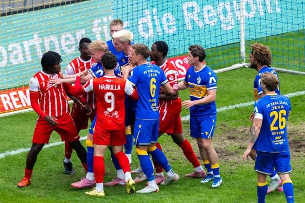 FUSSBALL REGIONALLIGA NORDOST 34. SPIELTAG FC CARL ZEISS JENA - FC ROT WEISS ERFURT ** NUR FÜR REDAKTIONELLE ZWECKE ** EDITORIAL USE ONLY **<p>16 05 2026-Jena: Fussball Regionalliga Nordost 34. Spieltag Saison 2025-2026 Ernst-Abbe-Sportfeld FC Carl Zeiss Jena - FC Rot Weiss Erfurt im Foto: Rudelbildung im Jenaer Strafraum ( Deutschland Thueringen Jena Copyright: SaschaxFromm
