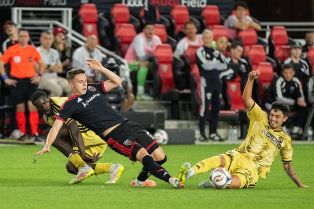 May 16, 2026, Washington, District Of Columbia, United States: D.C. United midfielder Jackson Hopkins collides with St. Louis City SC midfielder Miguel Perez during an MLS, Fussball Herren, USA match at Audi Field. DC United Vs St. Louis CITY SC  - ZUMAk206 20260516_znp_k206_004 Copyright: xMattxKaminskyx