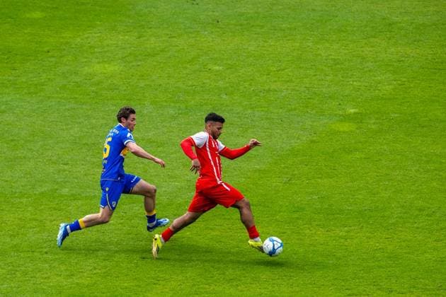 FUSSBALL REGIONALLIGA NORDOST 34. SPIELTAG FC CARL ZEISS JENA - FC ROT WEISS ERFURT ** NUR FÜR REDAKTIONELLE ZWECKE ** EDITORIAL USE ONLY **<p>16 05 2026-Jena: Fussball Regionalliga Nordost 34. Spieltag Saison 2025-2026 Ernst-Abbe-Sportfeld FC Carl Zeiss Jena - FC Rot Weiss Erfurt im Foto: Marcel Hoppe 15 (FC Carl Zeiss Jena) im Zweikampf mit Sejdo Durakov 54 (FC Rot‘Weiß Erfurt) ( Deutschland Thueringen Jena Copyright: SaschaxFromm