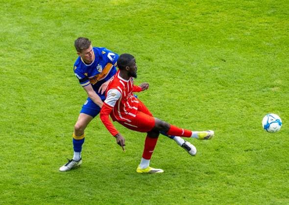 FUSSBALL REGIONALLIGA NORDOST 34. SPIELTAG FC CARL ZEISS JENA - FC ROT WEISS ERFURT ** NUR FÜR REDAKTIONELLE ZWECKE ** EDITORIAL USE ONLY **<p>16 05 2026-Jena: Fussball Regionalliga Nordost 34. Spieltag Saison 2025-2026 Ernst-Abbe-Sportfeld FC Carl Zeiss Jena - FC Rot Weiss Erfurt im Foto: Benny Boboy 27 (Rot-Weiß Erfurt) im Zweikampf mit Moritz Fritz 23 (FC Carl Zeiss Jena) ( Deutschland Thueringen Jena Copyright: SaschaxFromm