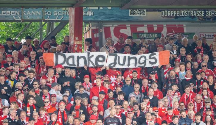 Fußball, Herren, Saison 2025 2026, 1. Bundesliga (34. Spieltag), 1. FC Union Berlin - FC Augsburg (4:0), Fans des 1. FC Union danken Spieler und Betreuern, die verabschiedet wurden, Torwarttrainer Michael Gspurning (1. FC Union), Physiotherapeut Silvio Thieme (1. FC Union), Danilho Doekhi (1. FC Union), Diogo Leite (1. FC Union Berlin), Alex Kral (1. FC Union Berlin), 16.05. 2026, Copyright: xMatthiasxKochx