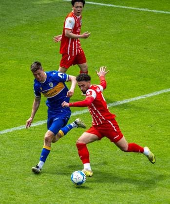FUSSBALL REGIONALLIGA NORDOST 34. SPIELTAG FC CARL ZEISS JENA - FC ROT WEISS ERFURT ** NUR FÜR REDAKTIONELLE ZWECKE ** EDITORIAL USE ONLY **<p>16 05 2026-Jena: Fussball Regionalliga Nordost 34. Spieltag Saison 2025-2026 Ernst-Abbe-Sportfeld FC Carl Zeiss Jena - FC Rot Weiss Erfurt im Foto: Romarjo Hajrulla 9 (FC Rot Weiss Erfurt) im Zweikampf mit Moritz Fritz 23 (FC Carl Zeiss Jena) ( Deutschland Thueringen Jena Copyright: SaschaxFromm