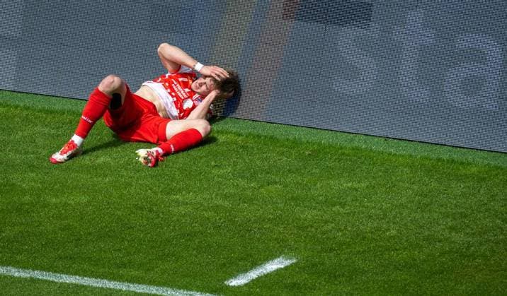 FUSSBALL REGIONALLIGA NORDOST 34. SPIELTAG FC CARL ZEISS JENA - FC ROT WEISS ERFURT ** NUR FÜR REDAKTIONELLE ZWECKE ** EDITORIAL USE ONLY **<p>16 05 2026-Jena: Fussball Regionalliga Nordost 34. Spieltag Saison 2025-2026 Ernst-Abbe-Sportfeld FC Carl Zeiss Jena - FC Rot Weiss Erfurt im Foto: Laurenz Dehl 29 (FC Rot‘Weiß Erfurt) kracht in die Bande ( Deutschland Thueringen Jena Copyright: SaschaxFromm