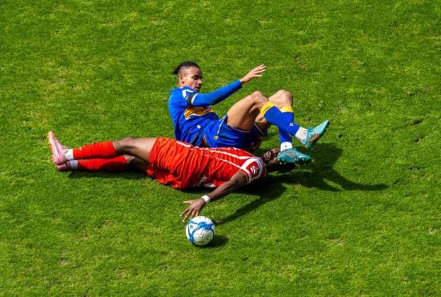 FUSSBALL REGIONALLIGA NORDOST 34. SPIELTAG FC CARL ZEISS JENA - FC ROT WEISS ERFURT ** NUR FÜR REDAKTIONELLE ZWECKE ** EDITORIAL USE ONLY **<p>16 05 2026-Jena: Fussball Regionalliga Nordost 34. Spieltag Saison 2025-2026 Ernst-Abbe-Sportfeld FC Carl Zeiss Jena - FC Rot Weiss Erfurt im Foto: Emeka Oduah 9 (FC Carl Zeiss Jena) im Zweikampf mit Maxime Aglago Awoudja 6 (FC Rot-Weiß Erfurt) ( Deutschland Thueringen Jena Copyright: SaschaxFromm