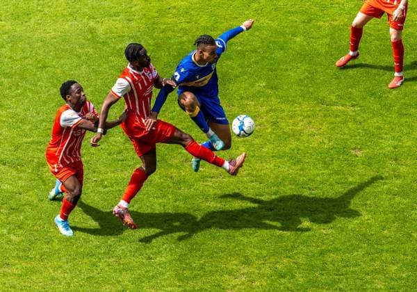 FUSSBALL REGIONALLIGA NORDOST 34. SPIELTAG FC CARL ZEISS JENA - FC ROT WEISS ERFURT ** NUR FÜR REDAKTIONELLE ZWECKE ** EDITORIAL USE ONLY **<p>16 05 2026-Jena: Fussball Regionalliga Nordost 34. Spieltag Saison 2025-2026 Ernst-Abbe-Sportfeld FC Carl Zeiss Jena - FC Rot Weiss Erfurt im Foto: Emeka Oduah 9 (FC Carl Zeiss Jena) im Zweikampf mit Benny Boboy 27 (Rot-Weiß Erfurt) und Benjika Caciel 8 (FC Rot-Weiß Erfurt) ( Deutschland Thueringen Jena Copyright: SaschaxFromm