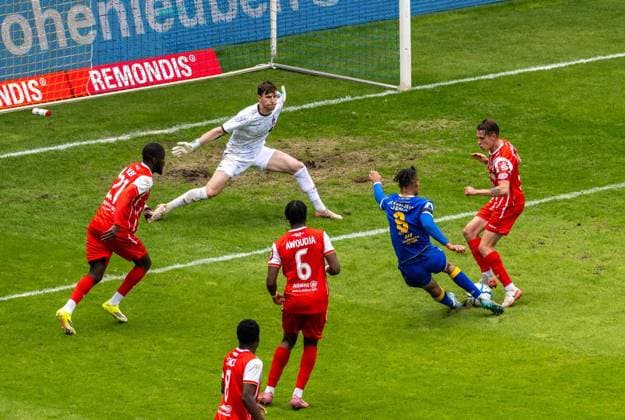 FUSSBALL REGIONALLIGA NORDOST 34. SPIELTAG FC CARL ZEISS JENA - FC ROT WEISS ERFURT ** NUR FÜR REDAKTIONELLE ZWECKE ** EDITORIAL USE ONLY **<p>16 05 2026-Jena: Fussball Regionalliga Nordost 34. Spieltag Saison 2025-2026 Ernst-Abbe-Sportfeld FC Carl Zeiss Jena - FC Rot Weiss Erfurt im Foto: Til Linus Schwarz 3 (FC Rot-Weiß Erfurt) rettet in dieser Szene vor Emeka Oduah 9 (FC Carl Zeiss Jena) ( Deutschland Thueringen Jena Copyright: SaschaxFromm