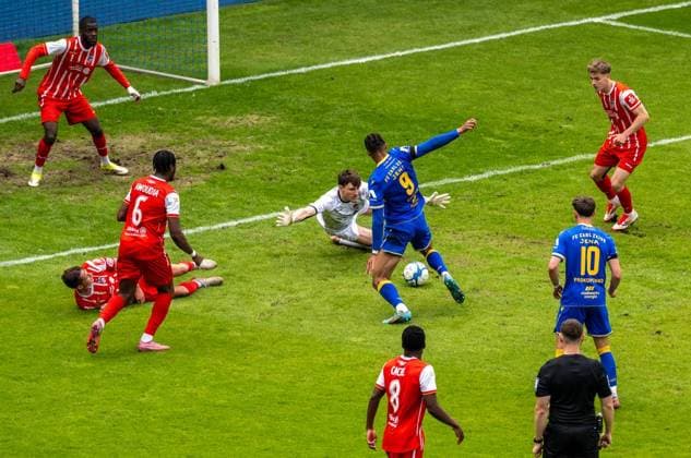 FUSSBALL REGIONALLIGA NORDOST 34. SPIELTAG FC CARL ZEISS JENA - FC ROT WEISS ERFURT ** NUR FÜR REDAKTIONELLE ZWECKE ** EDITORIAL USE ONLY **<p>16 05 2026-Jena: Fussball Regionalliga Nordost 34. Spieltag Saison 2025-2026 Ernst-Abbe-Sportfeld FC Carl Zeiss Jena - FC Rot Weiss Erfurt im Foto: Emeka Oduah 9 (FC Carl Zeiss Jena) im Zweikampf mit Torhüter Lorenz Otto 1 (FC Rot Weiss Erfurt) ( Deutschland Thueringen Jena Copyright: SaschaxFromm