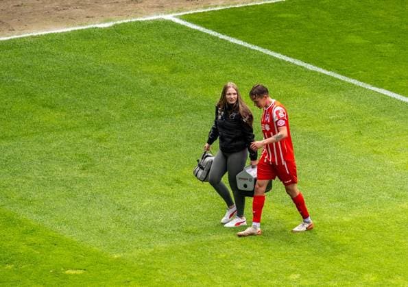 FUSSBALL REGIONALLIGA NORDOST 34. SPIELTAG FC CARL ZEISS JENA - FC ROT WEISS ERFURT ** NUR FÜR REDAKTIONELLE ZWECKE ** EDITORIAL USE ONLY **<p>16 05 2026-Jena: Fussball Regionalliga Nordost 34. Spieltag Saison 2025-2026 Ernst-Abbe-Sportfeld FC Carl Zeiss Jena - FC Rot Weiss Erfurt im Foto: Til Linus Schwarz 3 (FC Rot-Weiß Erfurt) muss nach einer Behandlung vom Platz ( Deutschland Thueringen Jena Copyright: SaschaxFromm