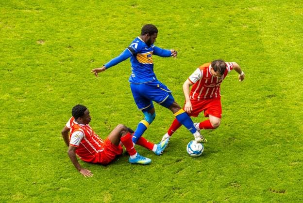FUSSBALL REGIONALLIGA NORDOST 34. SPIELTAG FC CARL ZEISS JENA - FC ROT WEISS ERFURT ** NUR FÜR REDAKTIONELLE ZWECKE ** EDITORIAL USE ONLY **<p>16 05 2026-Jena: Fussball Regionalliga Nordost 34. Spieltag Saison 2025-2026 Ernst-Abbe-Sportfeld FC Carl Zeiss Jena - FC Rot Weiss Erfurt im Foto: Maxime Aglago Awoudja 6 (FC Rot-Weiß Erfurt) und Laurenz Dehl 29 (FC Rot‘Weiß Erfurt) im Zweikampf mit Malik Talabidi 12 (FC Carl Zeiss Jena) ( Deutschland Thueringen Jena Copyright: SaschaxFromm
