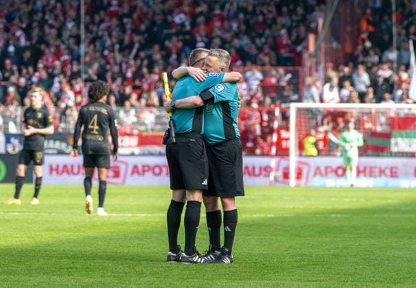 Fußball, Herren, Saison 2025 2026, 1. Bundesliga (34. Spieltag), 1. FC Union Berlin - FC Augsburg (4:0), v. l. Schiedsrichter Patrick Ittrich (Hamburg), Schiedsrichter-Assistent Sascha Thielert nach Abpfiff, 16.05. 2026, Copyright: xMatthiasxKochx