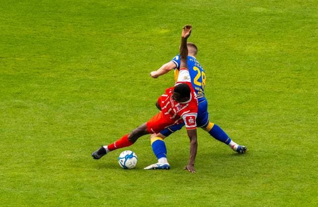 FUSSBALL REGIONALLIGA NORDOST 34. SPIELTAG FC CARL ZEISS JENA - FC ROT WEISS ERFURT ** NUR FÜR REDAKTIONELLE ZWECKE ** EDITORIAL USE ONLY **<p>16 05 2026-Jena: Fussball Regionalliga Nordost 34. Spieltag Saison 2025-2026 Ernst-Abbe-Sportfeld FC Carl Zeiss Jena - FC Rot Weiss Erfurt im Foto: Obed Chidindu Ugondu 13 (FC Rot-Weiß Erfurt) im Zweikampf mit Maxim Hessel 29 (FC Carl Zeiss Jena) ( Deutschland Thueringen Jena Copyright: SaschaxFromm
