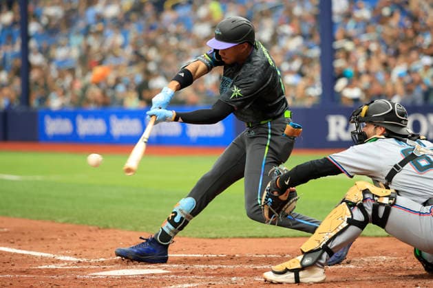 May 16, 2026, St. Petersburg, Florida, USA: Tampa Bay Rays left fielder Chandler Simpson (14) hits an RBI single to left field and scores shortstop Taylor Walls (6) during an MLB, Baseball Herren, USA game against the Miami Marlins on May 16, 2026 at Tropicana Field. The Marlins beat the Rays 10-5 in 10 innings. MLB 2026: Rays 5:10 Marlins  - ZUMAh180 20260516_zsp_h180_032 Copyright: xKimxHukarix