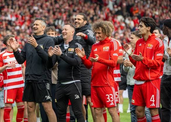 Fußball, Herren, Saison 2025 2026, 1. Bundesliga (34. Spieltag), 1. FC Union Berlin - FC Augsburg (4:0), v. l. Torwarttrainer Michael Gspurning (1. FC Union), Physiotherapeut Silvio Thieme (1. FC Union), Christopher Trimmel (1. FC Union), Alex Kral (1. FC Union Berlin), Diogo Leite (1. FC Union Berlin), Jubel nach dem Abpfiff, 16.05. 2026, Copyright: xMatthiasxKochx
