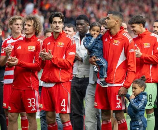 Fußball, Herren, Saison 2025 2026, 1. Bundesliga (34. Spieltag), 1. FC Union Berlin - FC Augsburg (4:0), v. l. Alex Kral (1. FC Union Berlin), Diogo Leite (1. FC Union Berlin), Aljoscha Kemlein (1. FC Union Berlin), Jubel nach dem Abpfiff, 16.05. 2026, Copyright: xMatthiasxKochx