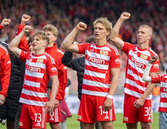 Fußball, Herren, Saison 2025 2026, 1. Bundesliga (34. Spieltag), 1. FC Union Berlin - FC Augsburg (4:0), v. l. Andras Schäfer (1. FC Union), Leopold Querfeld (1. FC Union Berlin), Dmytro Bogdanov (1. FC Union Berlin), Jubel nach dem Abpfiff, 16.05. 2026, Copyright: xMatthiasxKochx