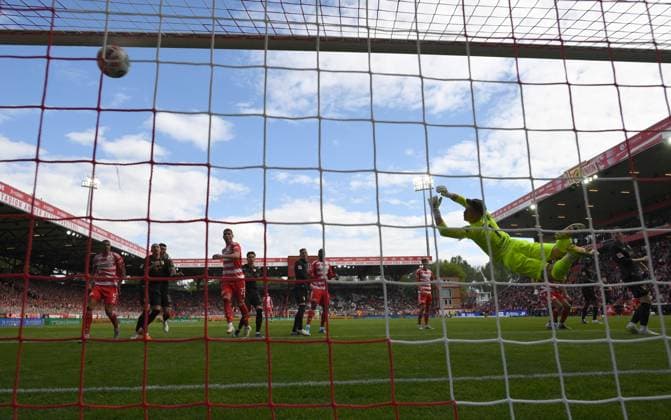 Fußball, Herren, Saison 2025 2026, 1. Bundesliga (34. Spieltag), 1. FC Union Berlin - FC Augsburg (4:0), Andras Schäfer (verdeckt 1. FC Union) erzielt das Tor zum 3:0 gegen Torwart Finn Dahmen (FC Augsburg), 16.05. 2026, Copyright: xMatthiasxKochx