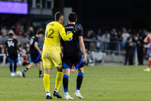 SAN JOSE, CA - MAY 16: Daniel 42 of the San Jose Earthquakes puts his arm around Daniel Munie 5 of the San Jose Earthquakes during a match against FC Dallas on May 16, 2026 at PayPal Park in San Jose, CA. (Photo by Matthew Huang Icon Sportswire) SOCCER: MAY 16 MLS, Fussball Herren, USA San Jose Earthquakes vs FC Dallas EDITORIAL USE ONLY Icon260516028