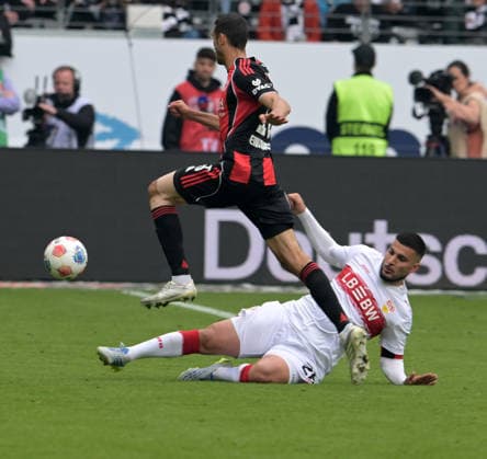 VFB Stuttgarts. Deniz Undav (re) gegen Ellyes Skhiri fotografiert beim Fußball Bundesliga Spiel Eintracht Frankfurt gegen den VFB. Stuttgart am 16.5.2026 in Frankfurt. (DFL DFB REGULATIONS PROHIBIT ANY USE OF PHOTOGRAPHS as IMAGE SEQUENCES and or QUASI-VIDEO)
