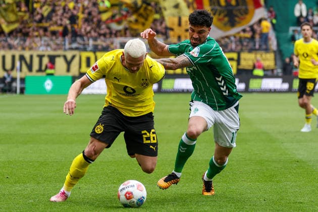 Bremen, Germany, 16.05.26, Julian Ryerson (Borussia Dortmund) und Cameron Puertas (Werder Bremen) im Zweikampf während des Spiels der 1. Bundesliga zwischen Werder Bremen - Borussia Dortmund im Weserstadion in Bremen. (Photo by Joachim Bywaletz) DFB DFL REGULATIONS PROHIBIT ANY USE OF PHOTOGRAPHS AS IMAGE SEQUENCES AND OR QUASI-VIDEO. Copyright: JoachimxBywaletz xJB-Sportfoto