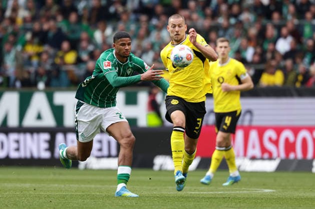 Bremen, Germany, 16.05.26, Salim Musah (Werder Bremen) und Waldemar Anton (Borussia Dortmund) im Zweikampf während des Spiels der 1. Bundesliga zwischen Werder Bremen - Borussia Dortmund im Weserstadion in Bremen. (Photo by Joachim Bywaletz) DFB DFL REGULATIONS PROHIBIT ANY USE OF PHOTOGRAPHS AS IMAGE SEQUENCES AND OR QUASI-VIDEO. Copyright: JoachimxBywaletz xJB-Sportfoto