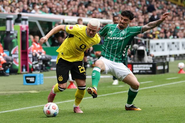 Bremen, Germany, 16.05.26, Julian Ryerson (Borussia Dortmund) und Cameron Puertas (Werder Bremen) im Zweikampf während des Spiels der 1. Bundesliga zwischen Werder Bremen - Borussia Dortmund im Weserstadion in Bremen. (Photo by Joachim Bywaletz) DFB DFL REGULATIONS PROHIBIT ANY USE OF PHOTOGRAPHS AS IMAGE SEQUENCES AND OR QUASI-VIDEO. Copyright: JoachimxBywaletz xJB-Sportfoto
