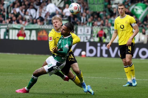 Bremen, Germany, 16.05.26, Daniel Svensson (Borussia Dortmund) und Justin Njinmah (Werder Bremen) im Zweikampf während des Spiels der 1. Bundesliga zwischen Werder Bremen - Borussia Dortmund im Weserstadion in Bremen. (Photo by Joachim Bywaletz) DFB DFL REGULATIONS PROHIBIT ANY USE OF PHOTOGRAPHS AS IMAGE SEQUENCES AND OR QUASI-VIDEO. Copyright: JoachimxBywaletz xJB-Sportfoto