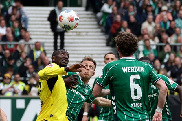 Bremen, Germany, 16.05.26, Serhou Guirassy (Borussia Dortmund) und Senne Lynen (Werder Bremen) im Zweikampf während des Spiels der 1. Bundesliga zwischen Werder Bremen - Borussia Dortmund im Weserstadion in Bremen. (Photo by Joachim Bywaletz) DFB DFL REGULATIONS PROHIBIT ANY USE OF PHOTOGRAPHS AS IMAGE SEQUENCES AND OR QUASI-VIDEO. Copyright: JoachimxBywaletz xJB-Sportfoto