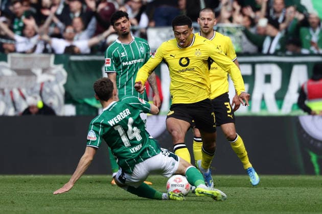 Bremen, Germany, 16.05.26, Senne Lynen (Werder Bremen) und Jobe Bellingham (Borussia Dortmund) im Zweikampf während des Spiels der 1. Bundesliga zwischen Werder Bremen - Borussia Dortmund im Weserstadion in Bremen. (Photo by Joachim Bywaletz) DFB DFL REGULATIONS PROHIBIT ANY USE OF PHOTOGRAPHS AS IMAGE SEQUENCES AND OR QUASI-VIDEO. Copyright: JoachimxBywaletz xJB-Sportfoto