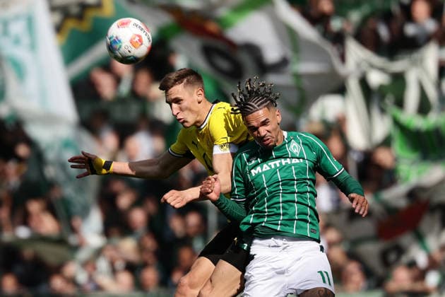 Bremen, Germany, 16.05.26, Nico Schlotterbeck (Borussia Dortmund) und Justin Njinmah (Werder Bremen) im Zweikampf während des Spiels der 1. Bundesliga zwischen Werder Bremen - Borussia Dortmund im Weserstadion in Bremen. (Photo by Joachim Bywaletz) DFB DFL REGULATIONS PROHIBIT ANY USE OF PHOTOGRAPHS AS IMAGE SEQUENCES AND OR QUASI-VIDEO. Copyright: JoachimxBywaletz xJB-Sportfoto