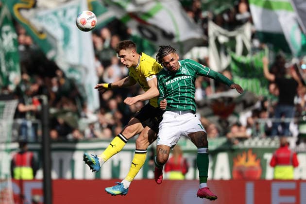 Bremen, Germany, 16.05.26, Nico Schlotterbeck (Borussia Dortmund) und Justin Njinmah (Werder Bremen) im Zweikampf während des Spiels der 1. Bundesliga zwischen Werder Bremen - Borussia Dortmund im Weserstadion in Bremen. (Photo by Joachim Bywaletz) DFB DFL REGULATIONS PROHIBIT ANY USE OF PHOTOGRAPHS AS IMAGE SEQUENCES AND OR QUASI-VIDEO. Copyright: JoachimxBywaletz xJB-Sportfoto